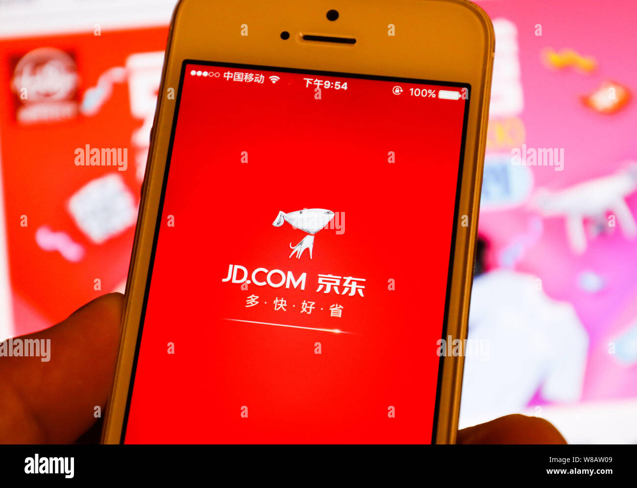 Ein Mann verwendet die App der Chinesischen Online-Händler JD.com auf seinem Apple iPhone Smartphone in Conghua City, der ostchinesischen Provinz Jiangxi, 16. Juni 2016. W Stockfoto