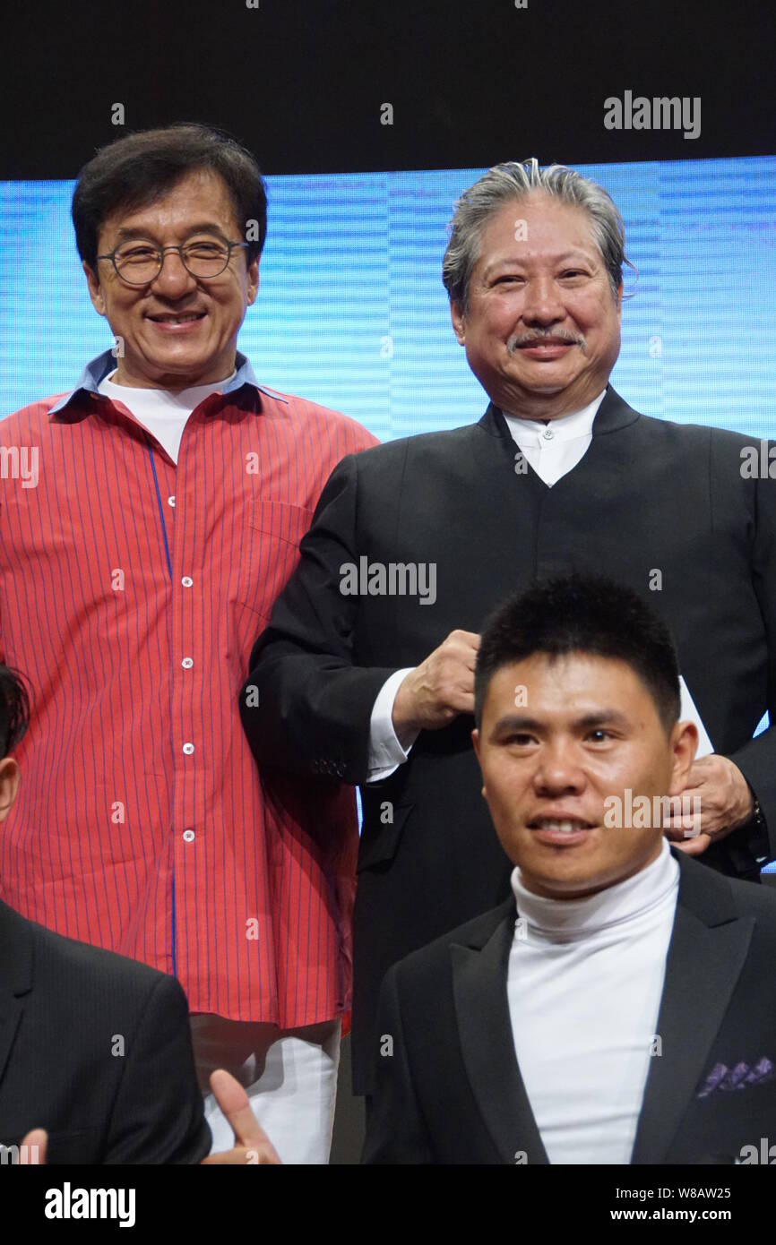 Hong Kong Kung Fu Star Jackie Chan Hinten Links Regisseur Und Darsteller Sammo Hung Zuruck Und Die Anderen Gaste Nehmen An Einer Pressekonferenz Und Eroffnung Stockfotografie Alamy