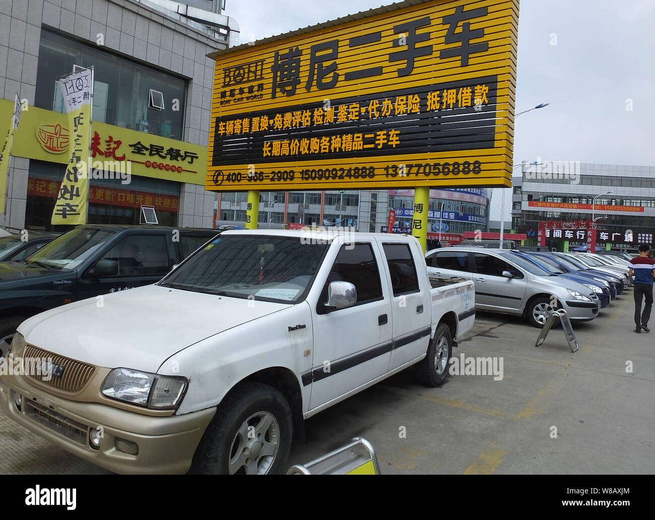 ------ Gebrauchtwagen zum Verkauf an, auch nicht auf einem Gebrauchtwagenmarkt in Kunshan City, Central China Provinz Hubei, 23. Mai 2016. Wie China revs herauf seine Verschiebung Stockfoto