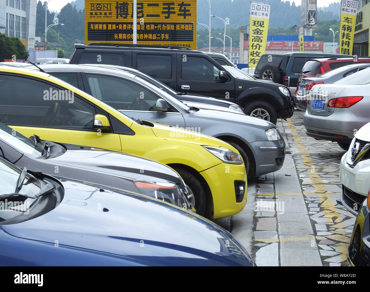 ------ Gebrauchtwagen zum Verkauf an, auch nicht auf einem Gebrauchtwagenmarkt in Kunshan City, Central China Provinz Hubei, 23. Mai 2016. Wie China revs herauf seine Verschiebung Stockfoto