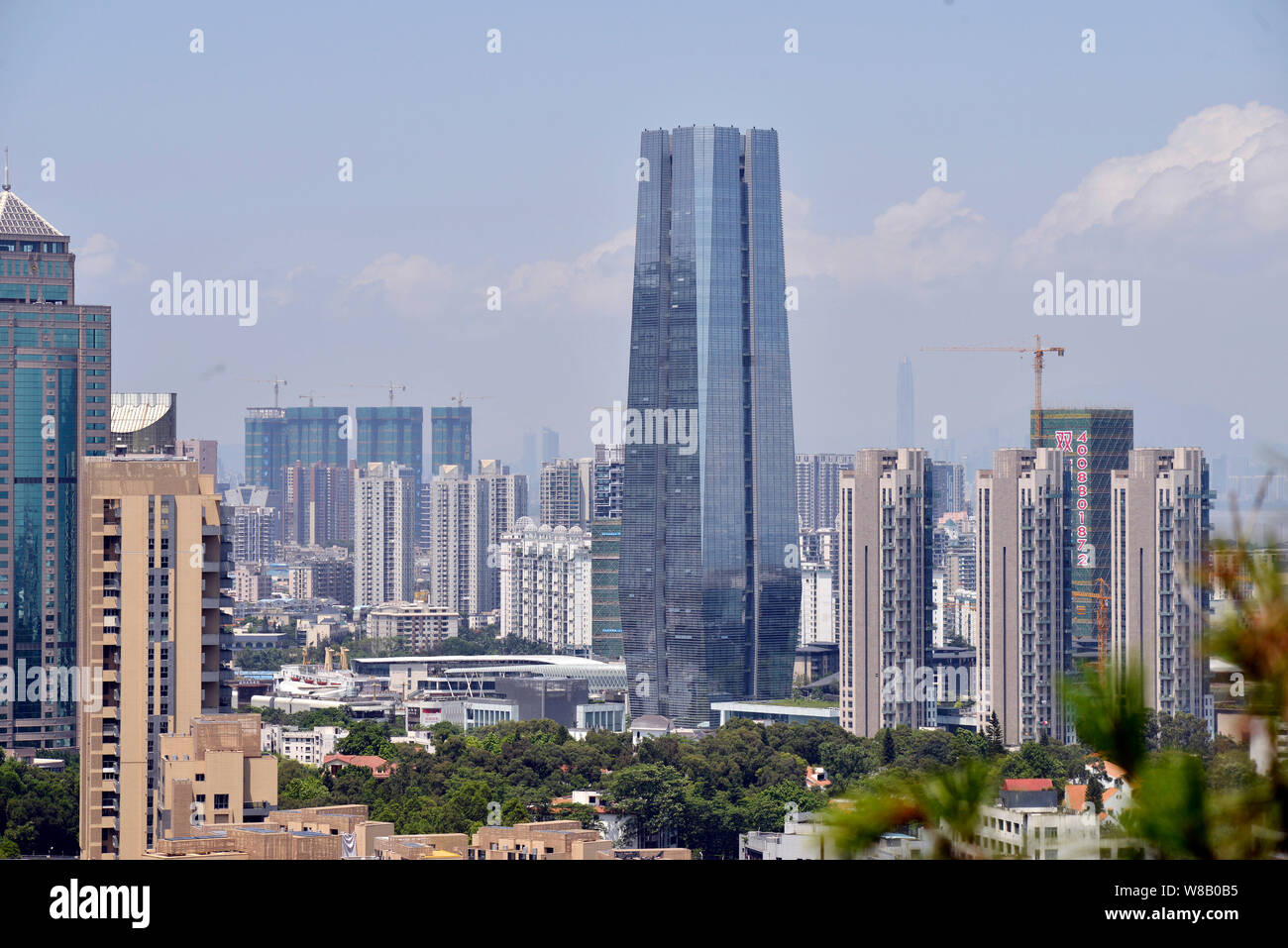 Stadtbild von Nanshan District mit Hochhäusern in Shenzhen, der südchinesischen Provinz Guangdong, 2. Juni 2016. Steigende Immobilienpreise in Sh Stockfoto