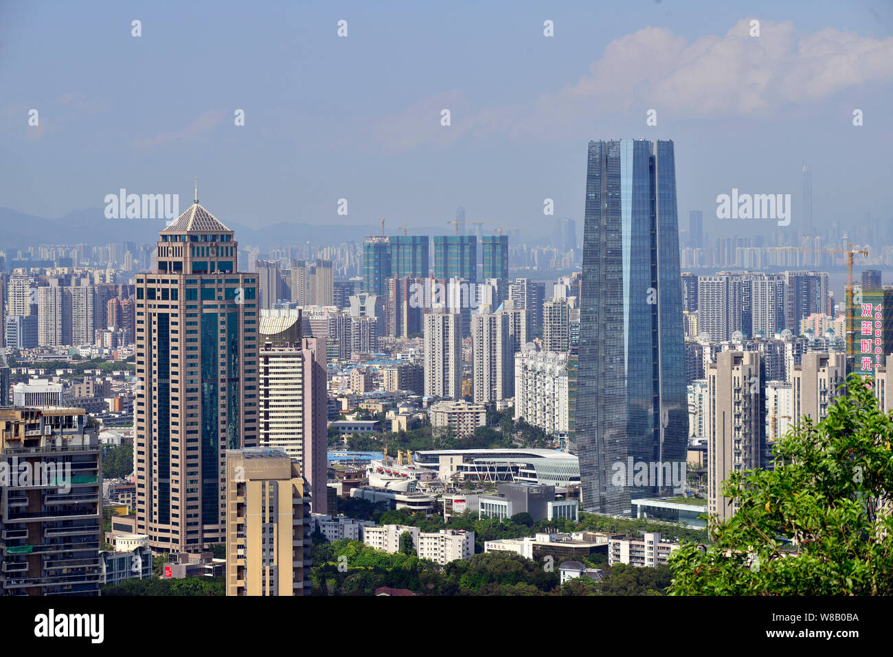 Stadtbild von Nanshan District mit Hochhäusern in Shenzhen, der südchinesischen Provinz Guangdong, 2. Juni 2016. Steigende Immobilienpreise in Sh Stockfoto