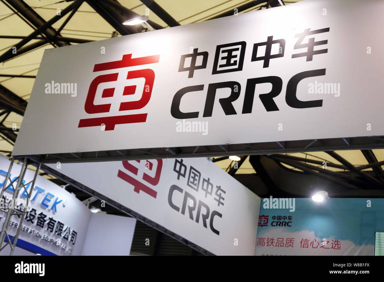Blick auf Tafeln von Crrc (China Eisenbahnrollmaterial Corporation) während einer Ausstellung in Shanghai, China, 9. Juni 2016. CRRC Corp hat St erhalten Stockfoto