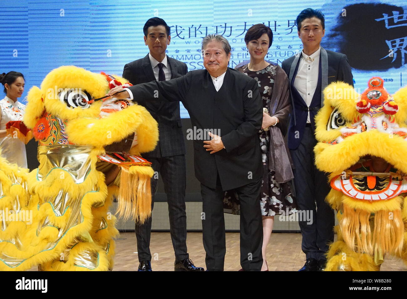 Hong Kong Regisseur und Darsteller Sammo Hung, Dritte rechts, Taiwanesisch Schauspieler Eddie Peng, vierte rechts, und die anderen Gäste nehmen an einer Pressekonferenz und Eröffnung Stockfoto