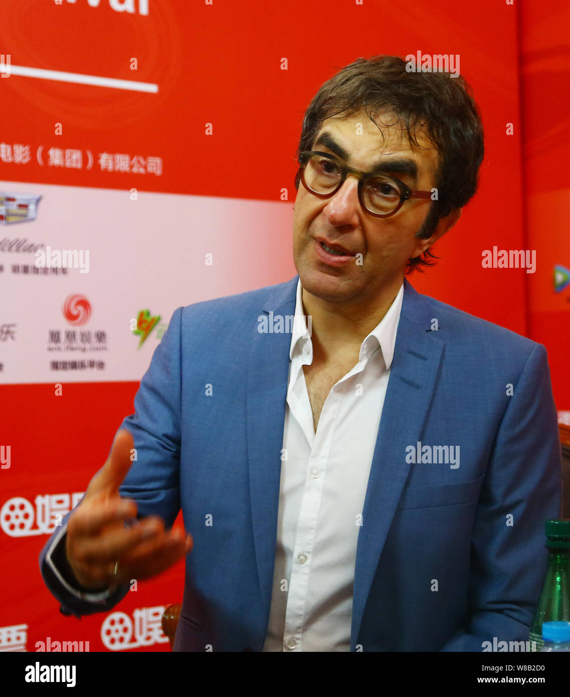 Kanadischen Regisseurs Atom Egoyan spricht in einem Interview während des 19 Shanghai International Film Festival in Shanghai, China, 13. Juni 2016. Stockfoto