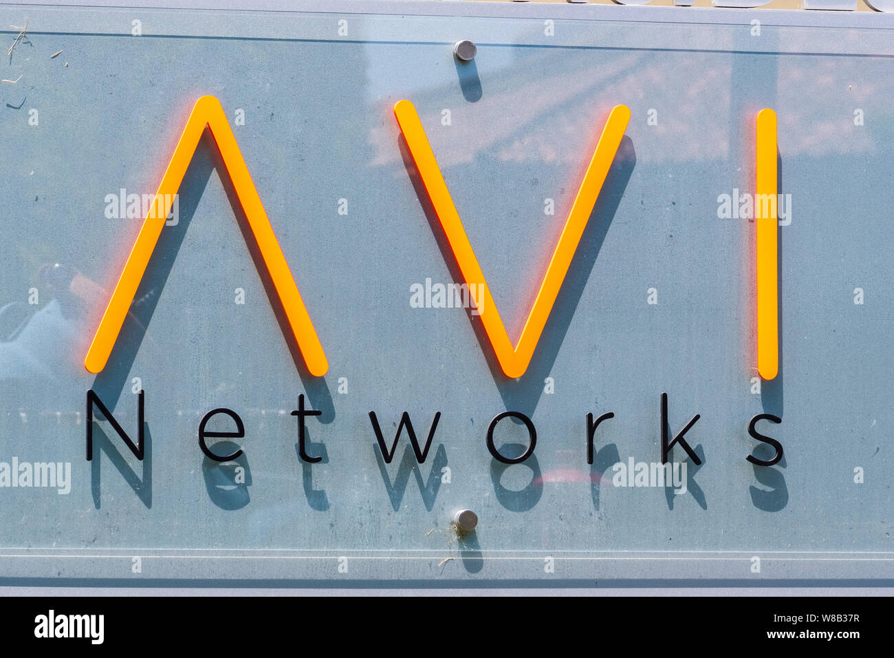 August 7, 2019 Santa Clara/CA/USA-AVI Netzwerke Zeichen in ihren Büros im Silicon Valley; Am 13. Juni 2019 kündigte VMware unterzeichnet hat eine DEFINITI Stockfoto