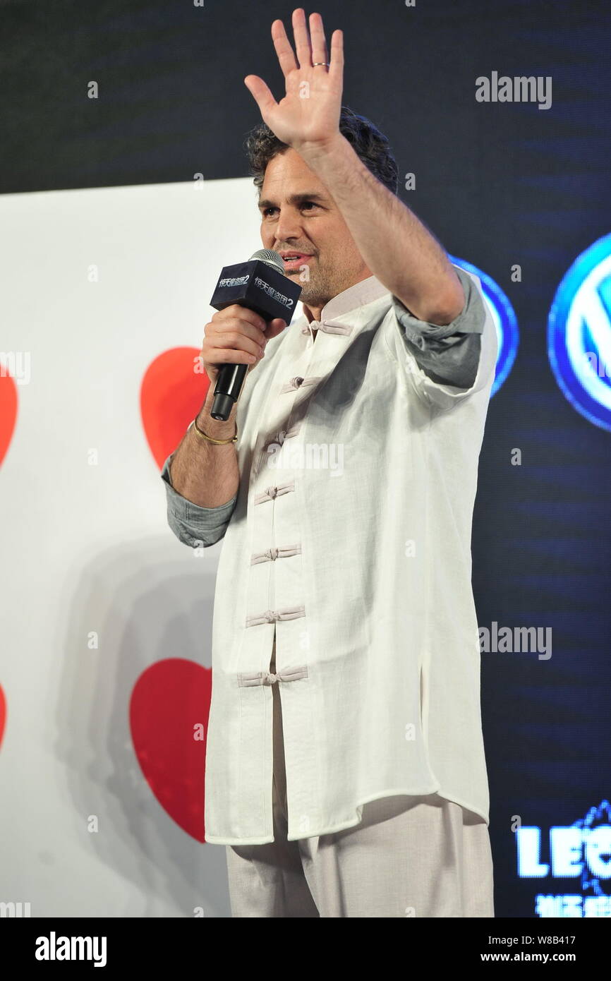 Amerikanischer Schauspieler Mark Ruffalo Wellen auf der Pressekonferenz für die Premiere seines Films "Nun Sehen sie Mich 2' in Peking, China, 20. Juni 2016. Stockfoto