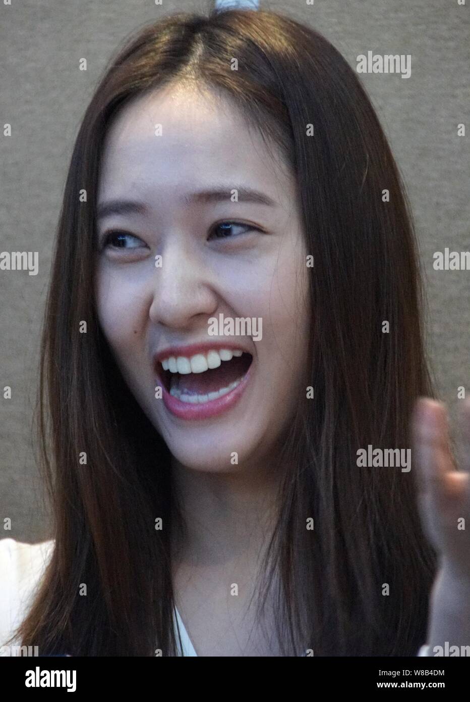 Die amerikanische Sängerin und Schauspielerin Krystal Jung Soo-jung der Koreanischen Mädchen Gruppe f (x) reagiert, als sie ist Interview auf dem Satz ihres neuen TV-Drama "Graduat Stockfoto