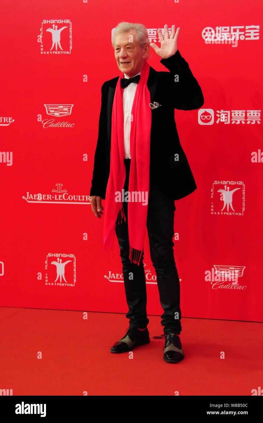 Englisch Schauspieler Sir Ian Murray McKellen kommt auf den roten Teppich  für die Eröffnungsfeier der 19. Shanghai International Film Festival in  Shanghai Stockfotografie - Alamy