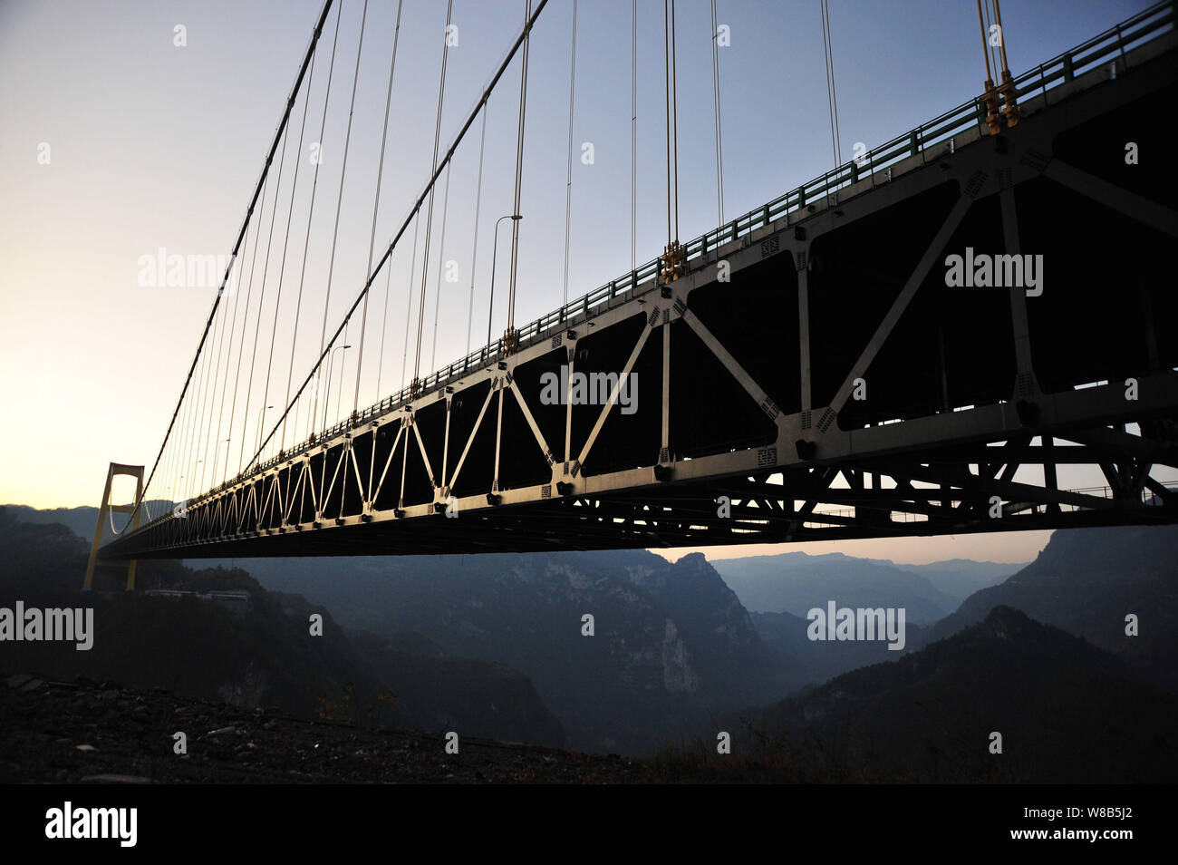 ---- Blick auf die Sidu Fluss Brücke über das Tal des Flusses in Sidu Badong Yesanguan Stadt, Grafschaft, die Zentrale China Provinz Hubei, 13 Novem Stockfoto