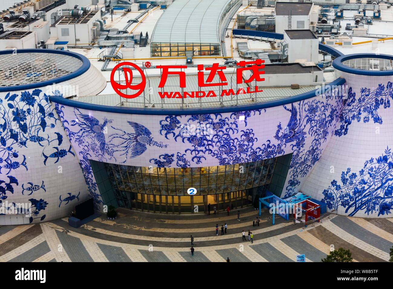 Menschen besuchen die Wanda Mall am Nanchang Wanda kulturellen Tourismus Stadt in Nanchang City, der ostchinesischen Provinz Jiangxi, 27. Mai 2016. Die chinesischen Co Stockfoto