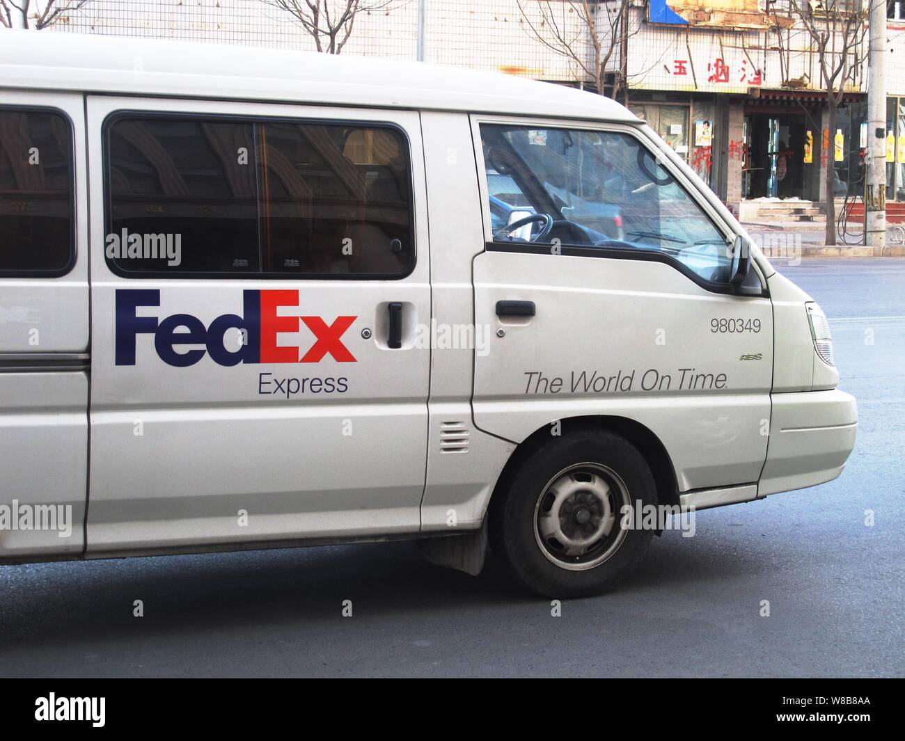 ---- Einen FedEx Express Lieferung Auto abgebildet ist in Peking, China, 10. März 2012. Des chinesischen Handelsministeriums (Mofcom) hat bedingungslos genehmigen Stockfoto