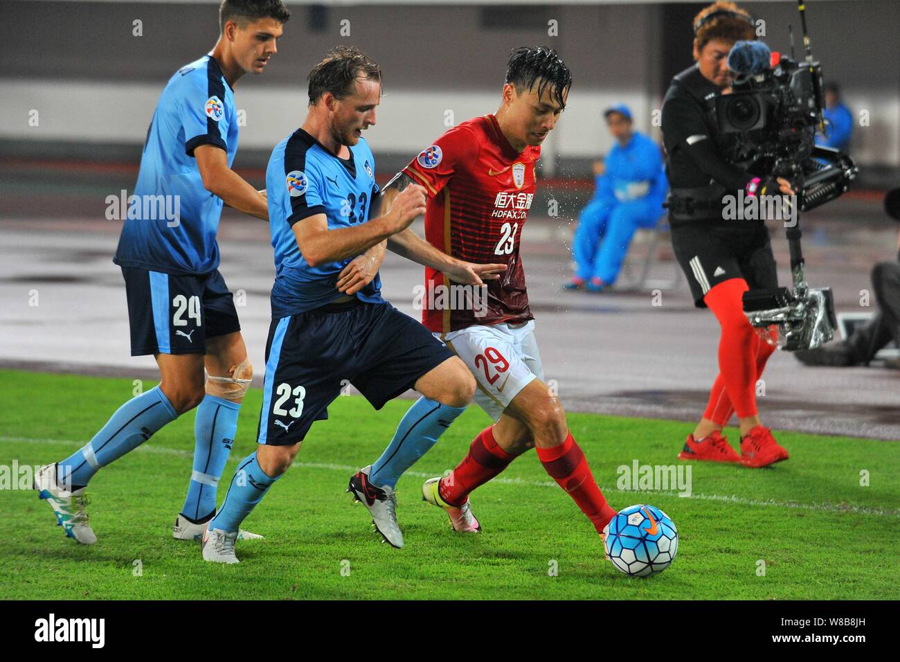 Gao Lin der chinesischen Guangzhou Evergrande, rechts, Herausforderungen Rhyan Erteilung des Australien Sydney FC, Mitte, in ihrer Gruppe H Spiel während der 2016 AFC-Ch Stockfoto