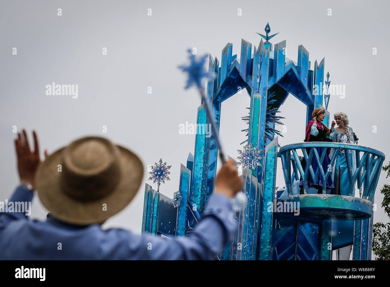 Animateure in den Kostümen von Figuren aus dem Film 'Frozen' Wave zu einem Besucher während einer Parade in der Shanghai Disneyland an der Shanghai D gekleidet Stockfoto