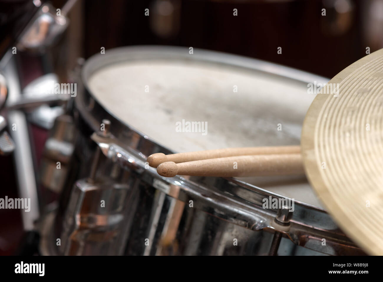 In der Nähe von ein paar Drumstick auf eine Snare Drum Stockfoto