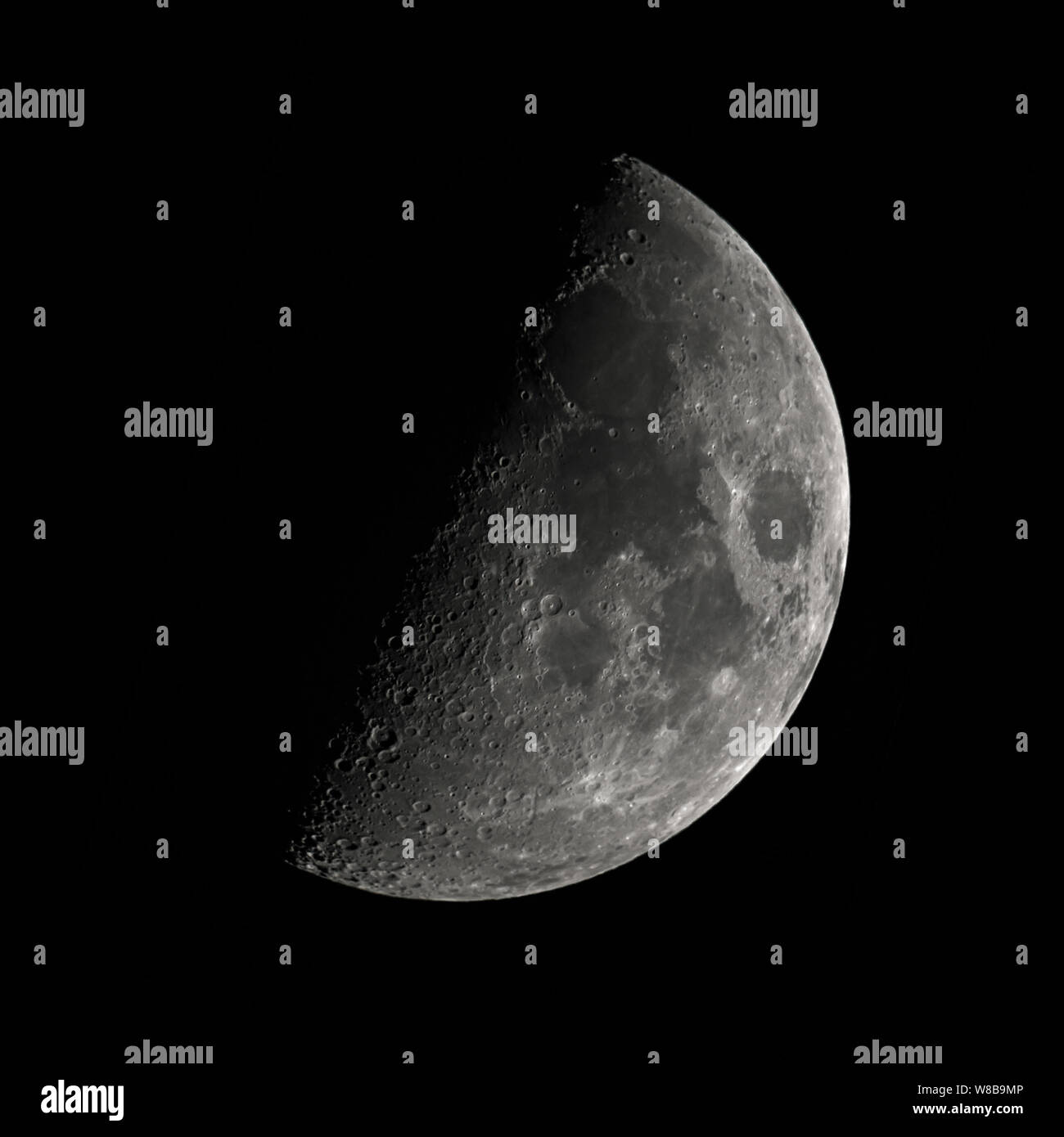 Mond im ersten Quartal Phase, fünfzig Prozent beleuchtet durch die Sonne, Blick von der nördlichen Hemisphäre, schwarzer Hintergrund, mit 2500mm Brennweite des Teleskops Stockfoto