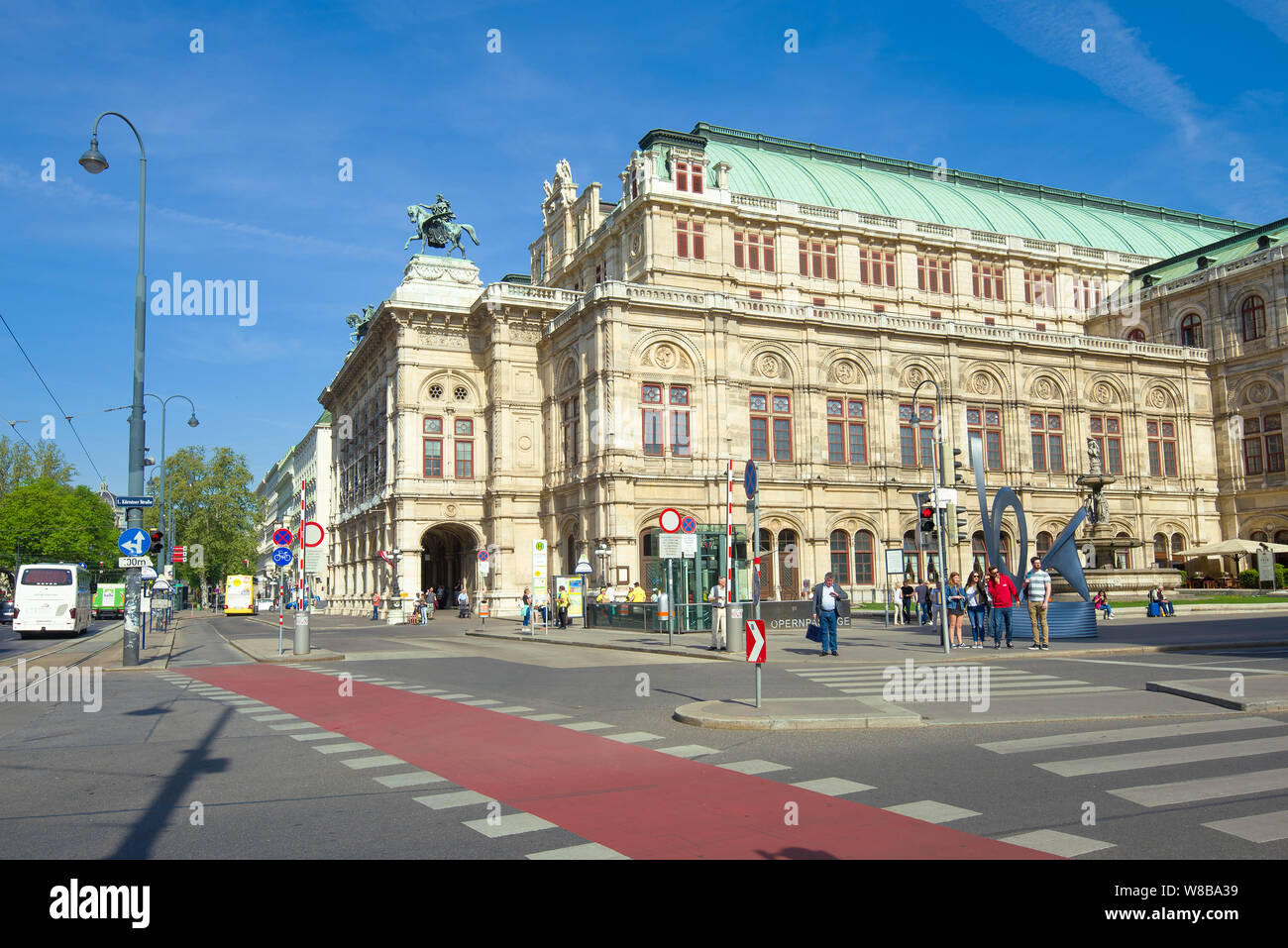 Wien, Österreich - 25 APRIL 2018: An der Wiener Staatsoper Gebäude auf einem sonnigen April Tag Stockfoto