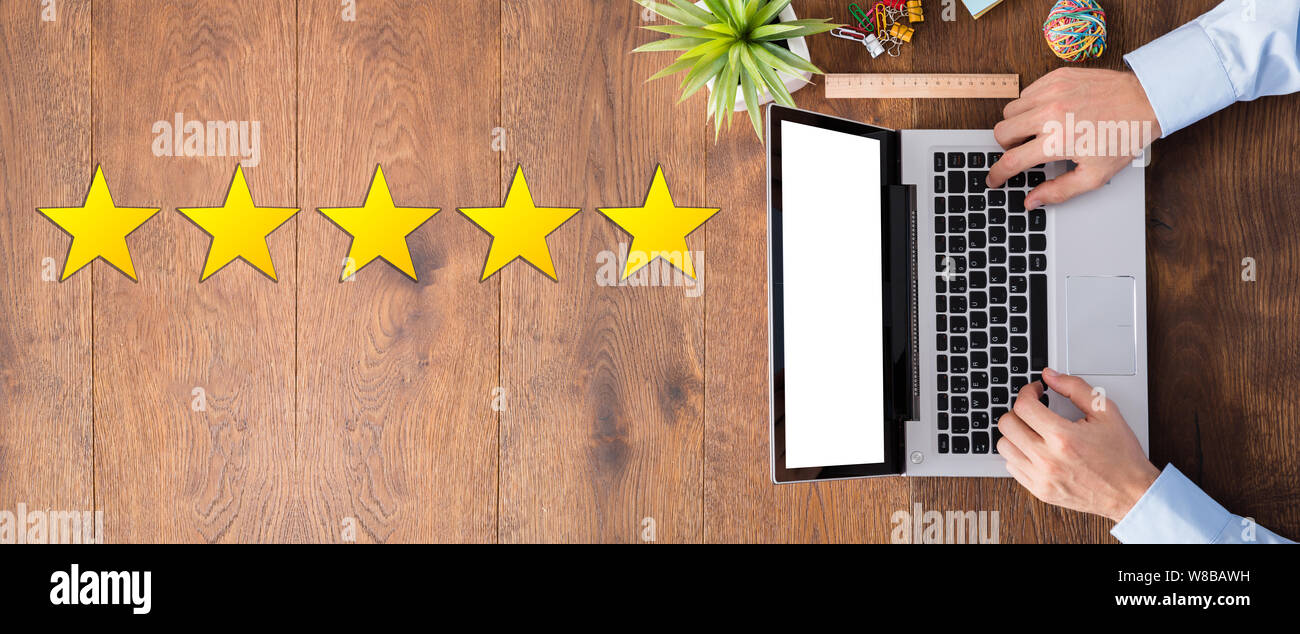 Einen erhöhten Blick auf die 5-Sterne Bewertung mit der Rezeption mit einem Laptop Stockfoto