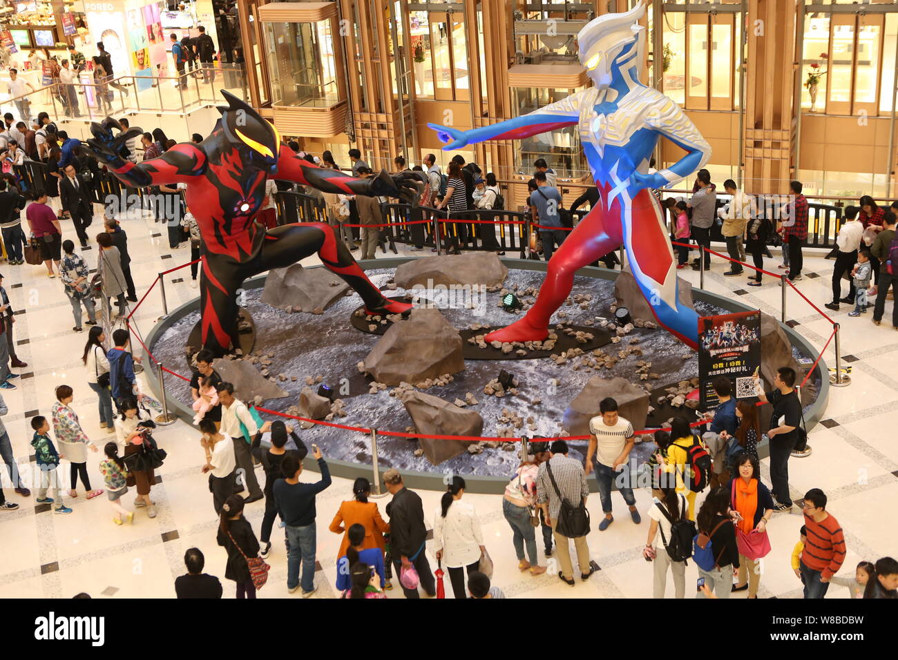 Riesige Modelle von Zeichen aus dem Japanischen TV-show Ultraman sind auf dem Display während einer Ausstellung zum 50-jährigen Jubiläum des Ultraman Serie auf einen zu markieren Stockfoto