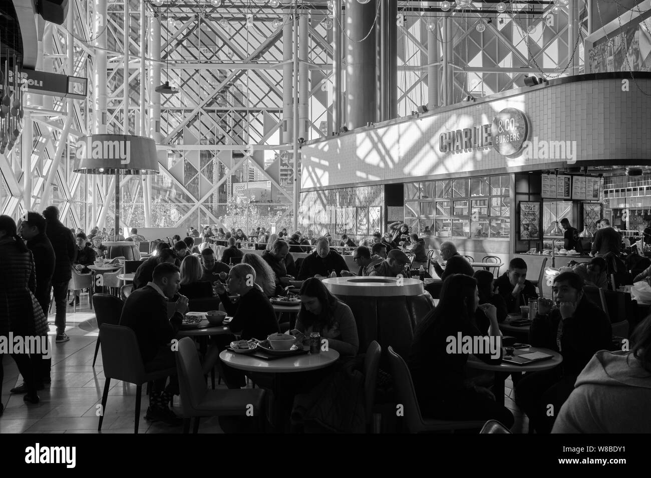 Gruppen von Menschen am Mittag in's Emporium Melbourne foodcourt. Melbourne, Australien. Stockfoto