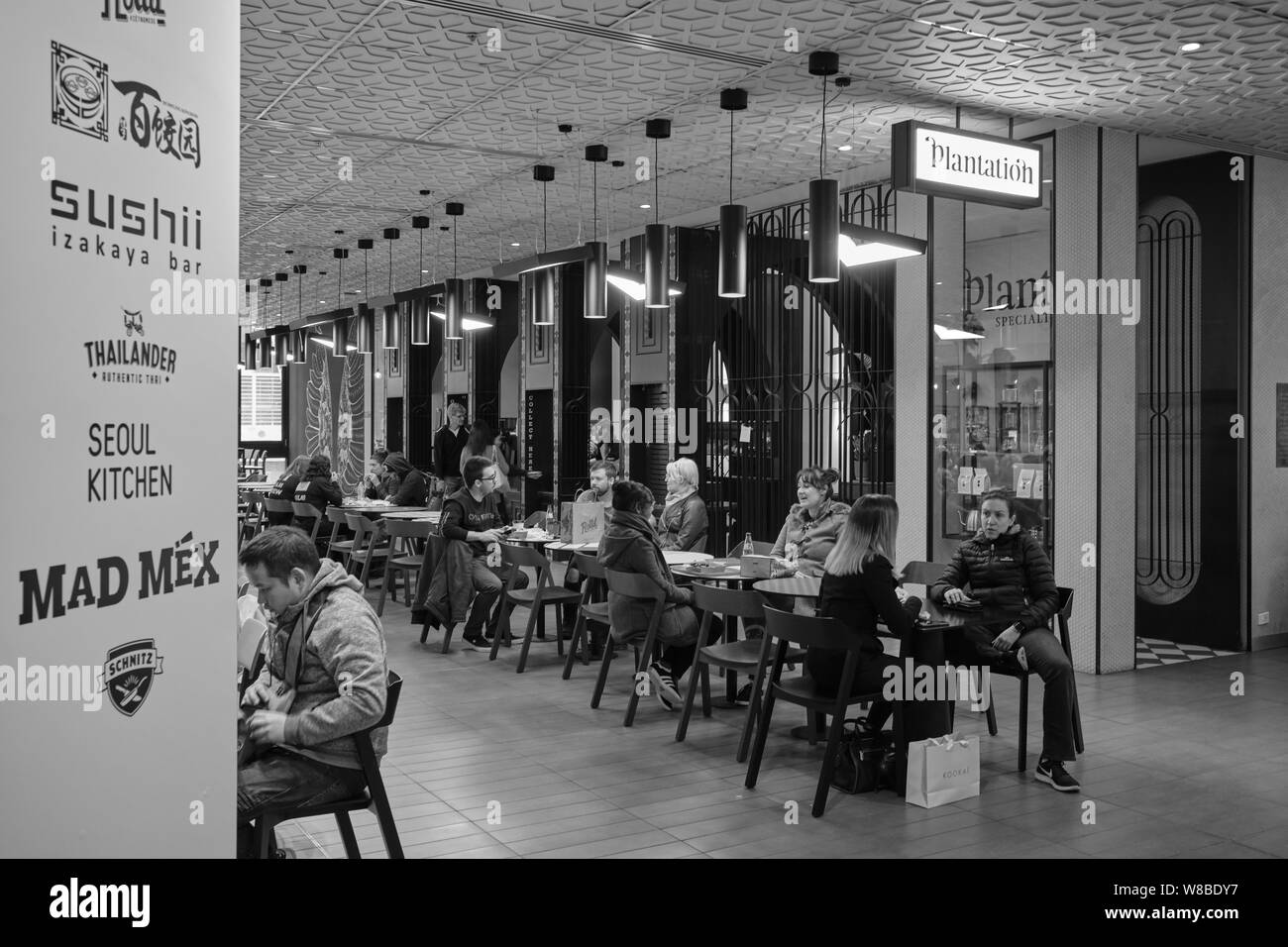 Gruppen von Menschen, die das Mittagessen an der Plantage in Melbourne Central obere Ebene foodcourt. Melbourne, Australien. Stockfoto
