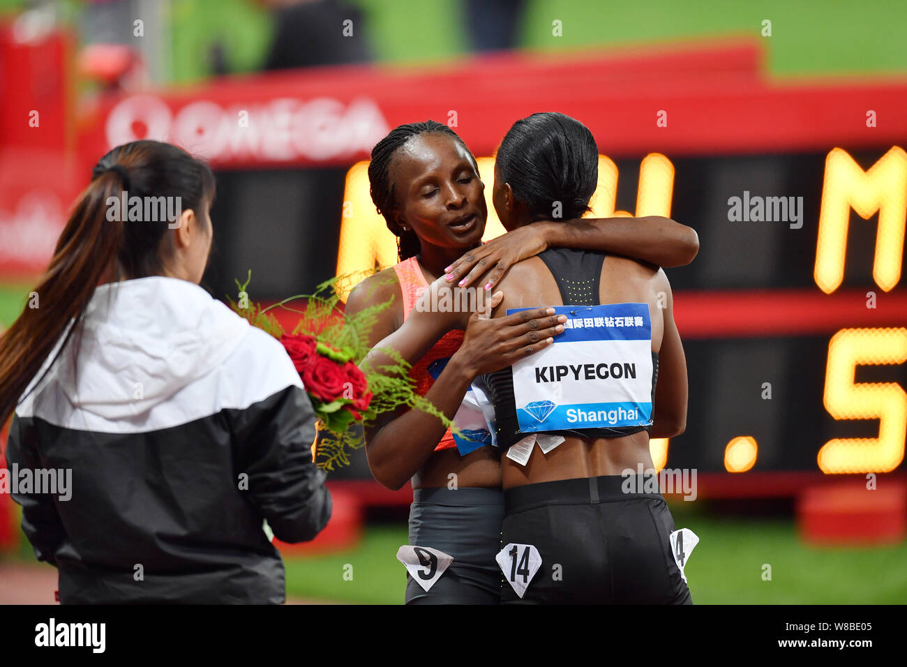 Glauben Kipyegon von Kenia, rechts, gratuliert von Hellen Obiri von Kenia nach dem Gewinn der Frauen 1500m während der iaaf Diamond League Shanghai 2016 Stockfoto