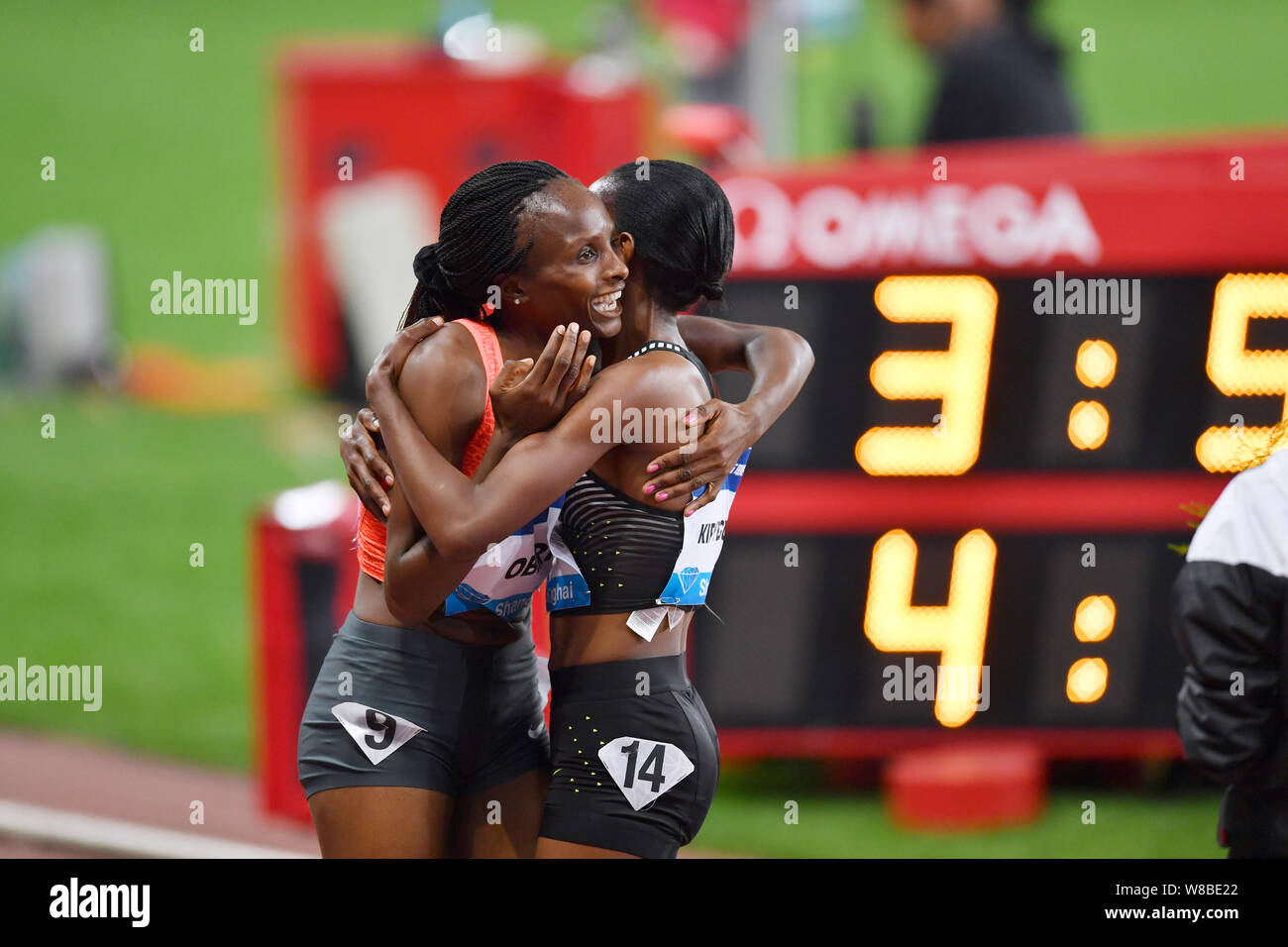 Glauben Kipyegon von Kenia, rechts, gratuliert von Hellen Obiri von Kenia nach dem Gewinn der Frauen 1500m während der iaaf Diamond League Shanghai 2016 Stockfoto