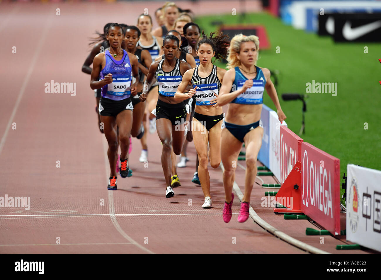 Glauben Kipyegon von Kenia, Mitte und anderen Teilnehmern konkurrieren in der Frauen 1500m während der iaaf Diamond League 2016 in Shanghai in Shanghai, China, Stockfoto