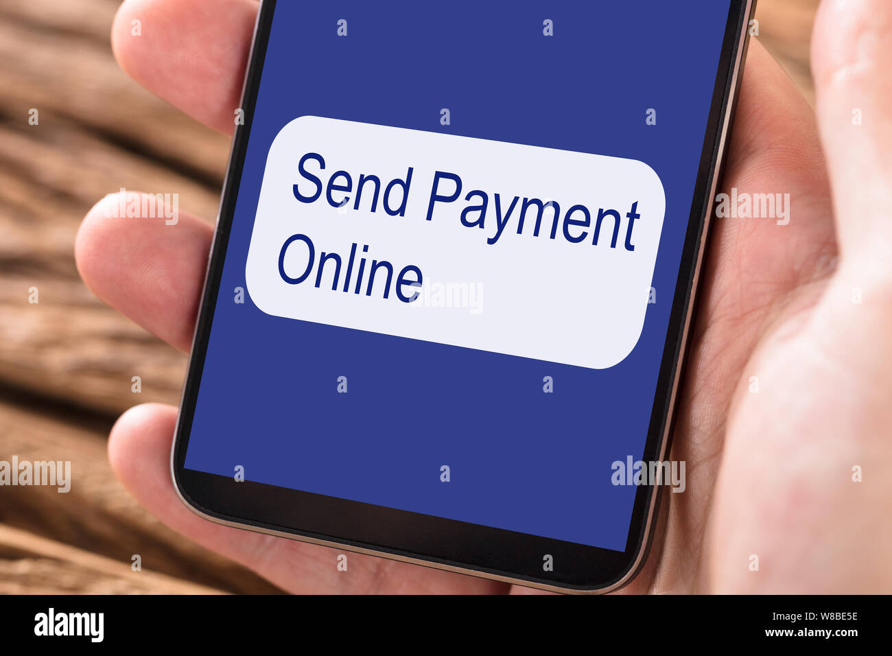 Person mit Handy für Online Zahlung Stockfoto