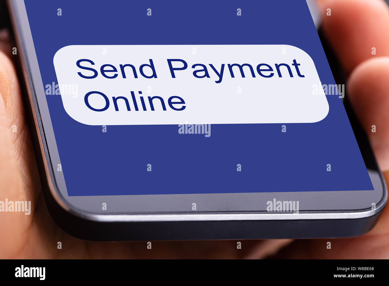 Person mit Handy für Online Zahlung Stockfoto