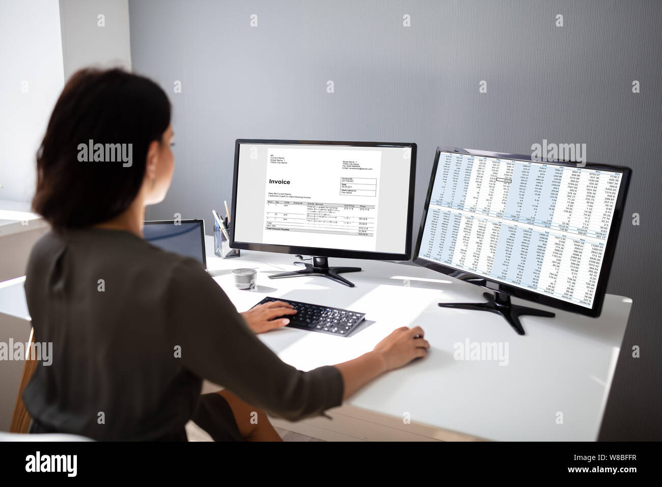 Unternehmer Analyse Rechnung auf dem Computer im Büro Stockfoto