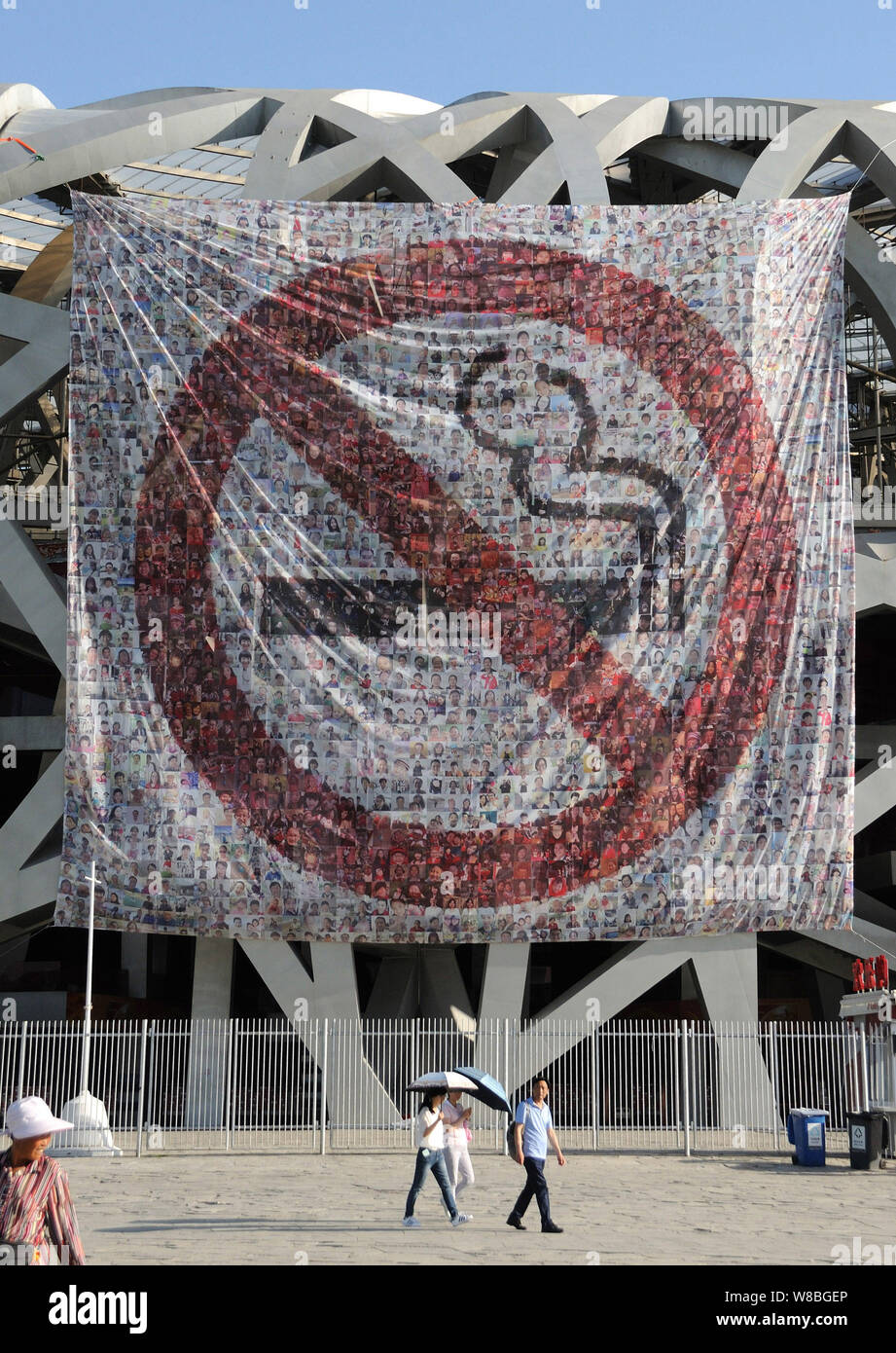 Blick auf eine anti-Rauchen Banner auf der Pekinger Nationalstadion angezeigt, auch als der Bird's Nest, vor Weltnichtrauchertag in Peking, Chi bekannt Stockfoto