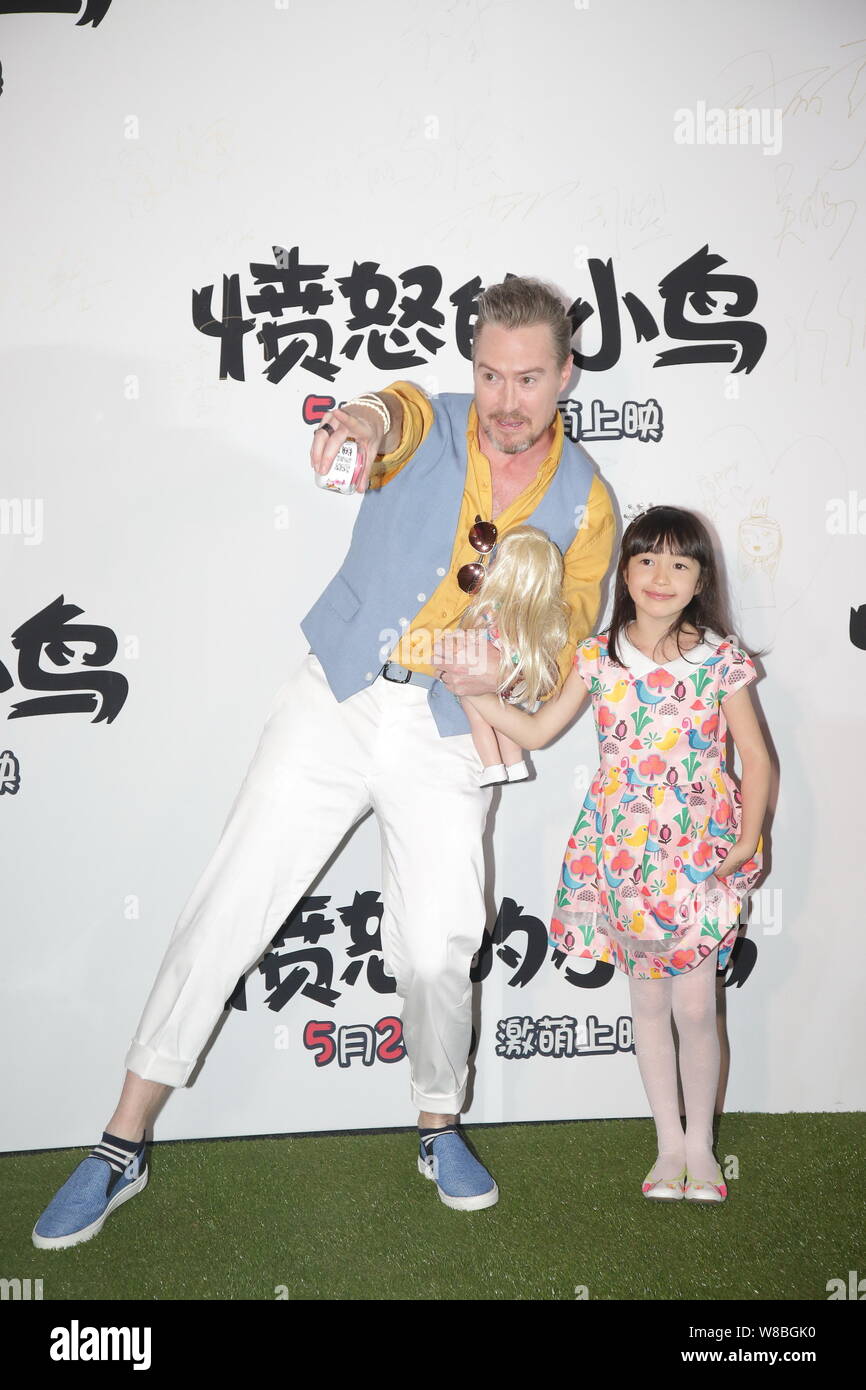 In Taiwan ansässige kanadische Schauspieler und Wirt Christopher Downs, Links und seine Tochter an einer Pressekonferenz für die 3D Computer darstellen - animierte Comedy Film". Stockfoto