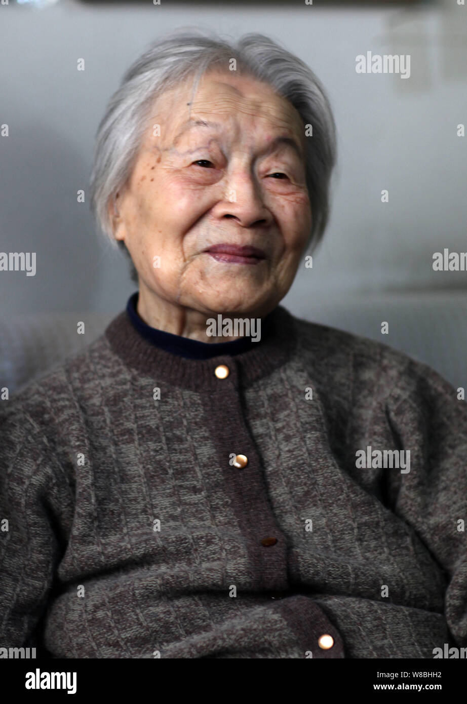 ------ Chinesischer Autor und Übersetzer Yang Jiang, die Frau von Qian Zhongshu, verstorbenen chinesischen Literaturwissenschaftler und Schriftsteller, wird dargestellt, in einem Interview auf Stockfoto