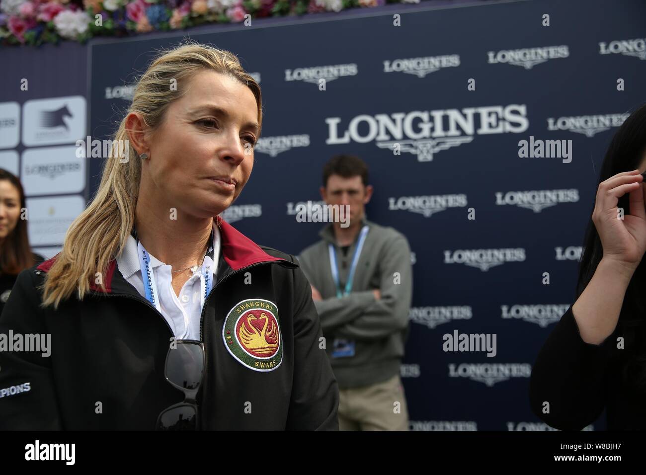 Edwina Alexander von Australien, front, besucht eine Geste Relais Ereignis für die 2016 Shanghai Longines Global Champions Tour in Shanghai, China, 28. April Stockfoto