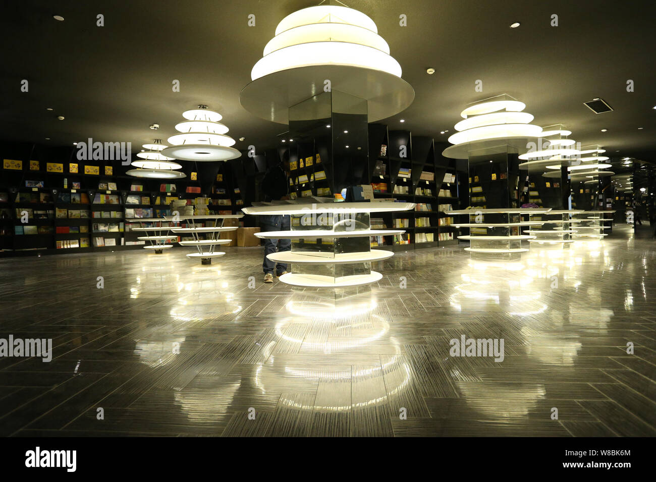 - - Datei - Innenansicht des Zhongshuge Buchhandlung in Shanghai, China, 16. Januar 2016. Welttag des Buches oder World Book ist ein Ereignis, das am 23. April jedes Stockfoto