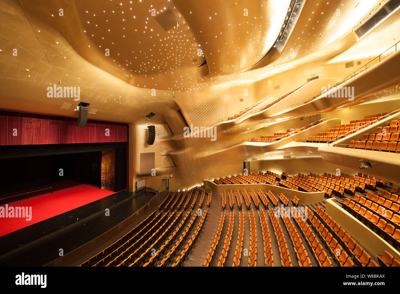 Opernhaus von architekt zaha hadid -Fotos und -Bildmaterial in hoher ...