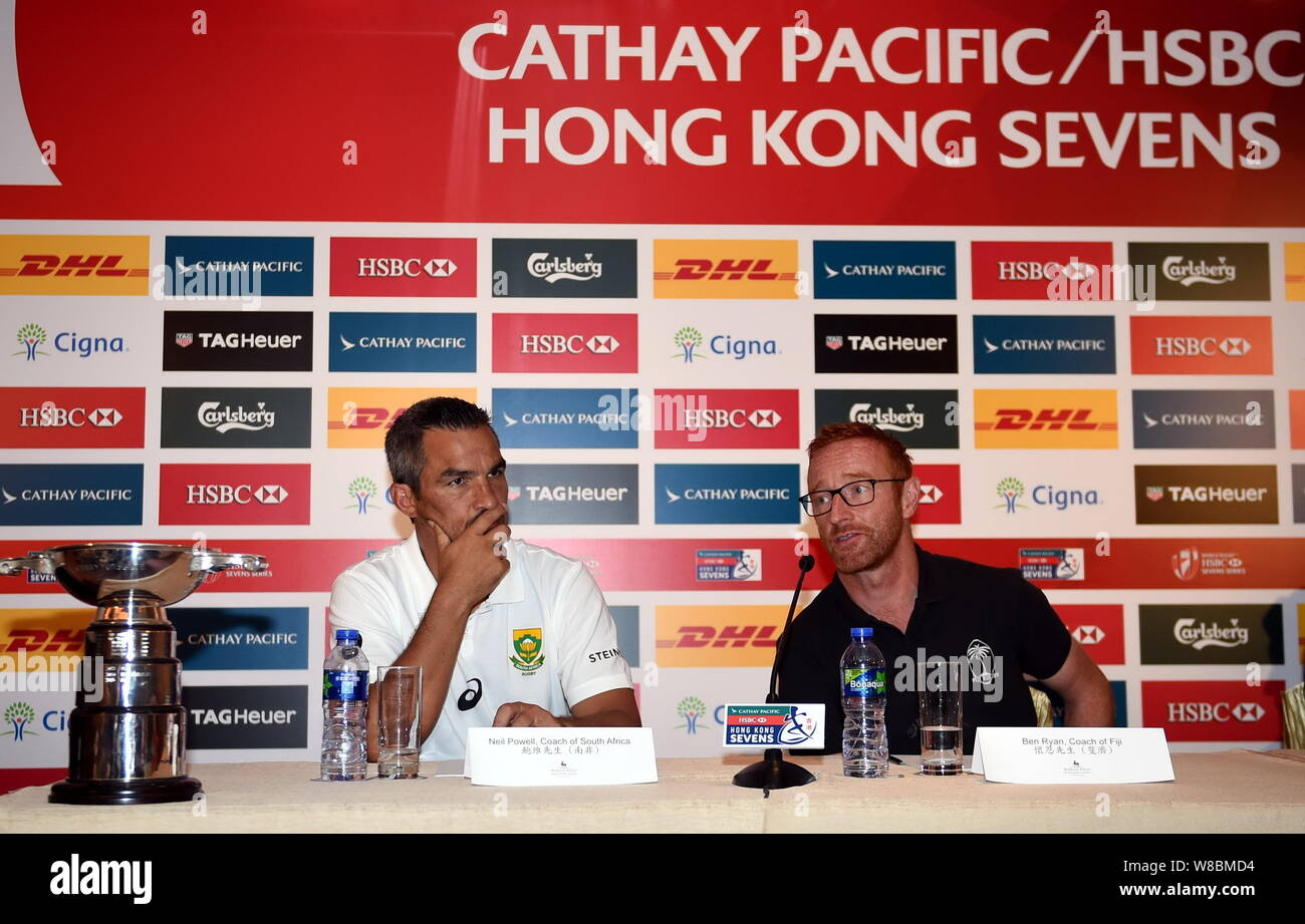 Trainer Ben Ryan von Fidschi, rechts, spricht neben Trainer Neil Powell von Südkorea auf einer Pressekonferenz für die Hong Kong Sevens 2016 in Hongkong, China Stockfoto