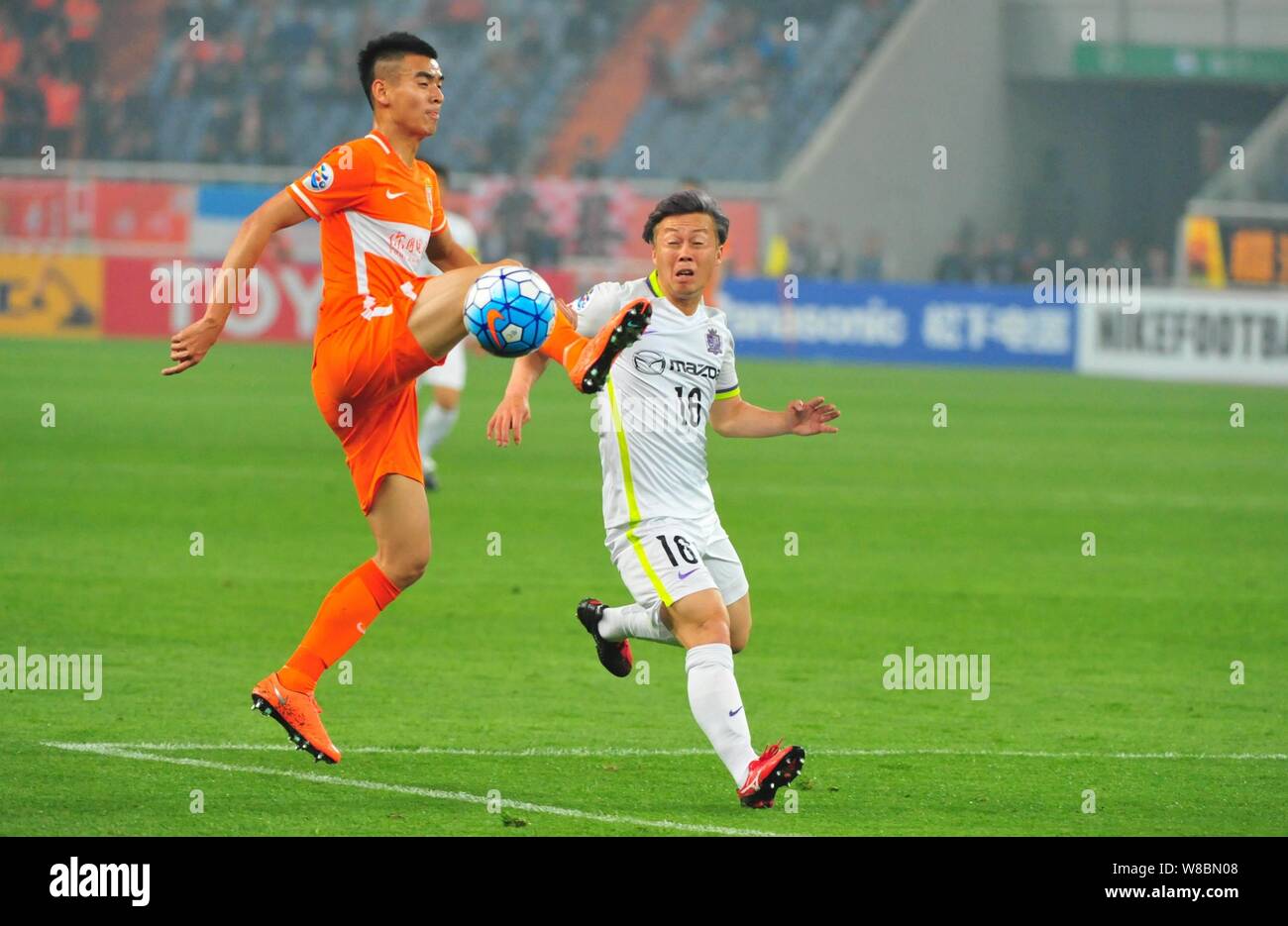 Liu Binbin von China Shandong Luneng, Links, Herausforderungen Kohei Shimizu in Japan Sanfrecce Hiroshima in ihrer Gruppe F entsprechen, während der 2016 AFC Champi Stockfoto