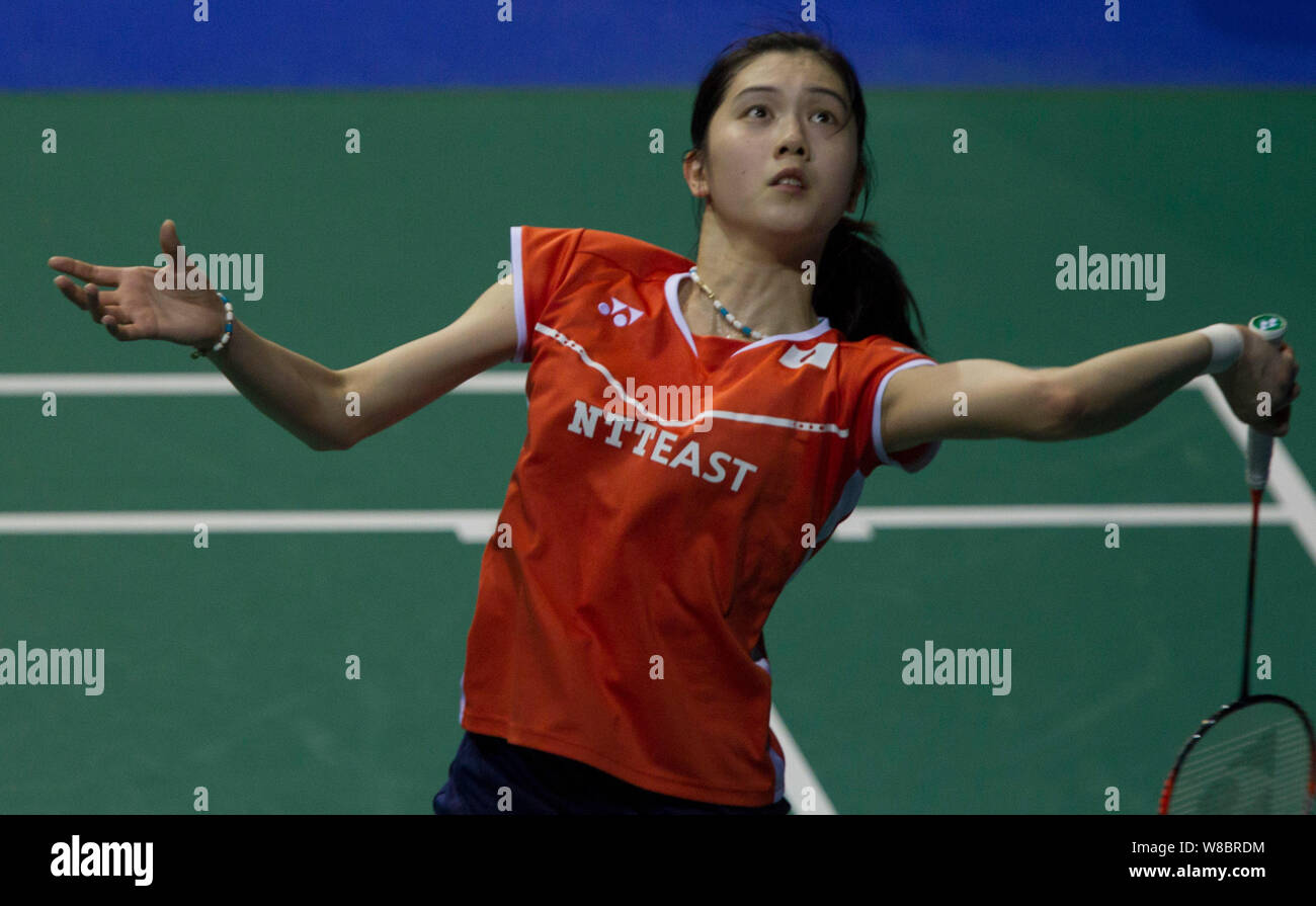 Aya Ohori von Japan gibt einen Schuß zu Zhang Beiwen der Vereinigten Staaten in ihren Frauen Singles match während der OUE Singapore Open 2016 Badminton Tou Stockfoto