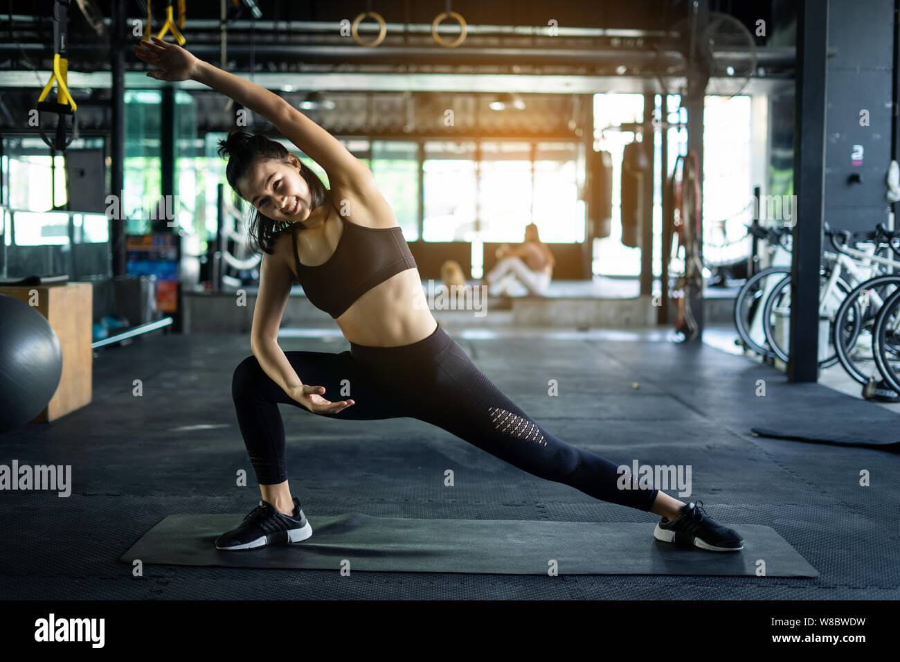 Fitness Frau pose im Fitnessstudio Yoga Praxis. Weibchen mit schlanken Figur yoga Workout im Fitness Studio. Stockfoto