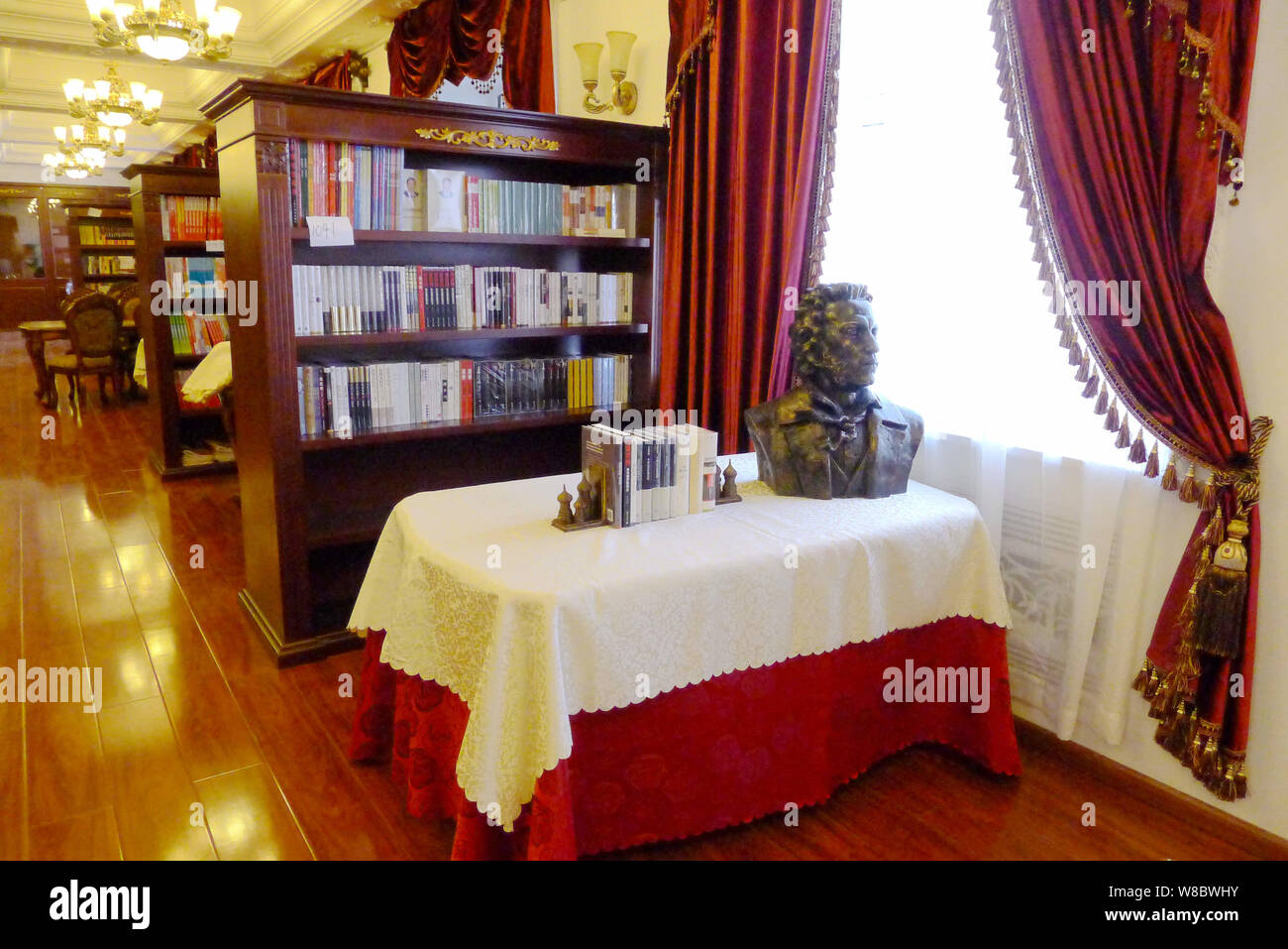 - - Datei - Innenansicht der Puschkin Buchhandlung in Heihe Stadt, im Nordosten der chinesischen Provinz Heilongjiang, 23. März 2015. Welttag des Buches oder World Book i Stockfoto