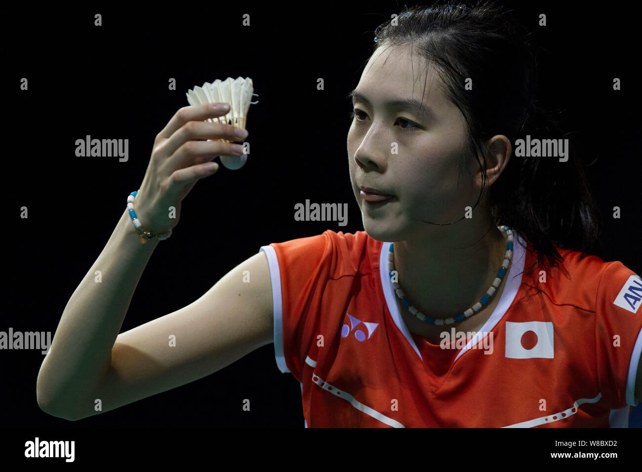 Aya Ohori Japans serviert gegen Zhang Beiwen der Vereinigten Staaten in ihren Frauen Singles match während der OUE Singapore Open 2016 Badminton Tourna Stockfoto