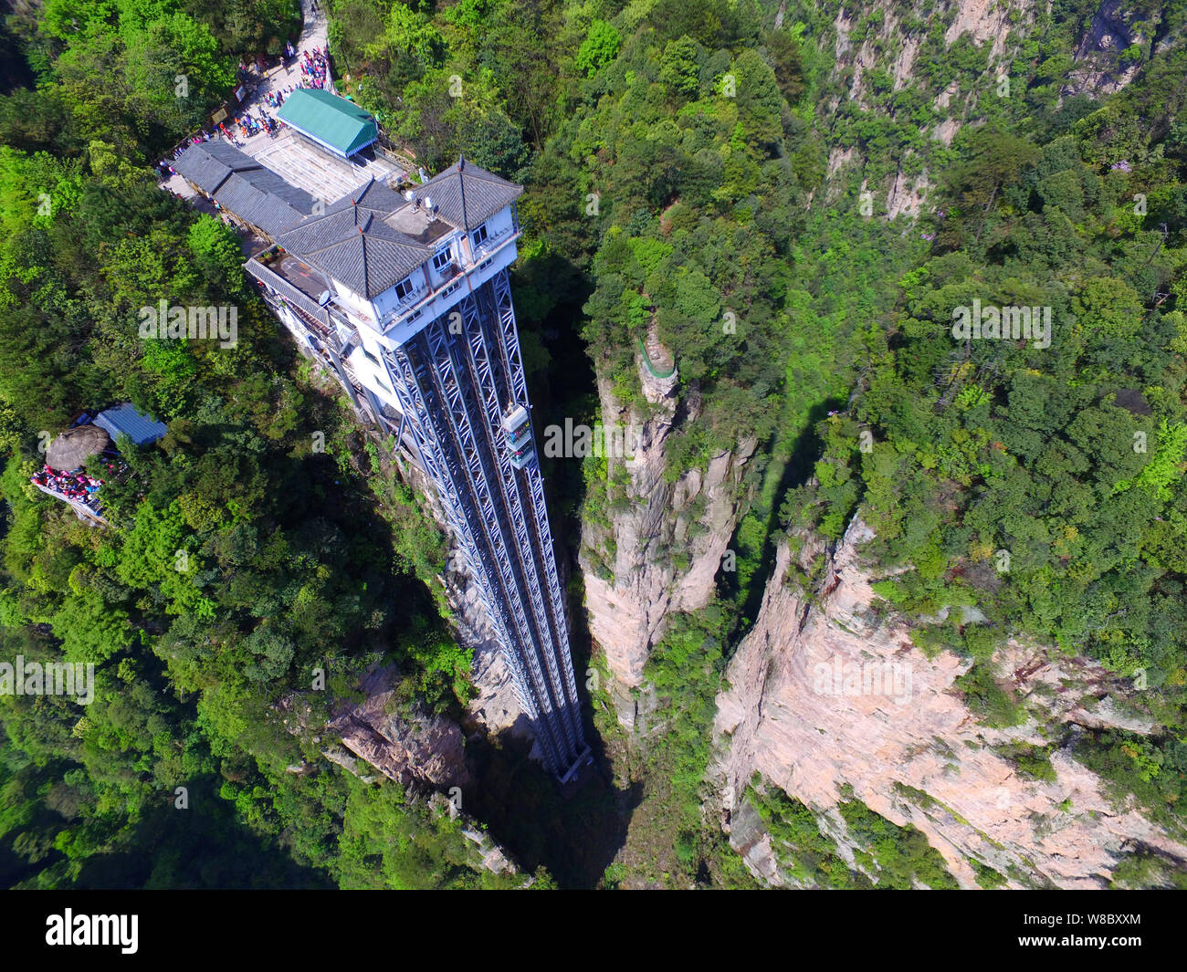 Luftaufnahme der Bailong Lift, auch als die hundert Drachen Aufzug bekannt, im Landschaftspark Wulingyuan gelegen Bereich der Zhangijiajie malerischen Ort im Zentrum Chinas Stockfoto