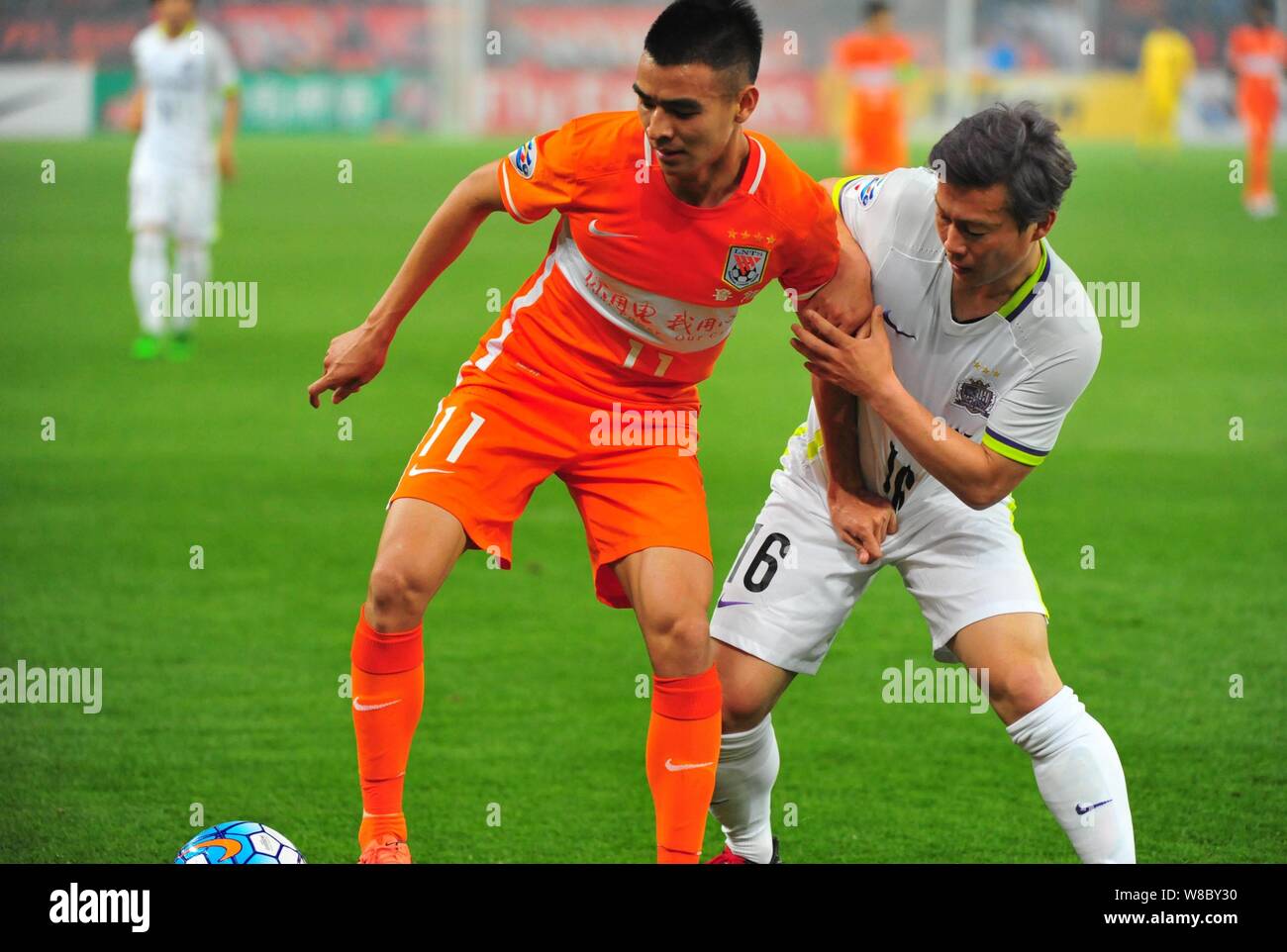 Liu Binbin von China Shandong Luneng, Links, Herausforderungen Kohei Shimizu in Japan Sanfrecce Hiroshima in ihrer Gruppe F entsprechen, während der 2016 AFC Champi Stockfoto