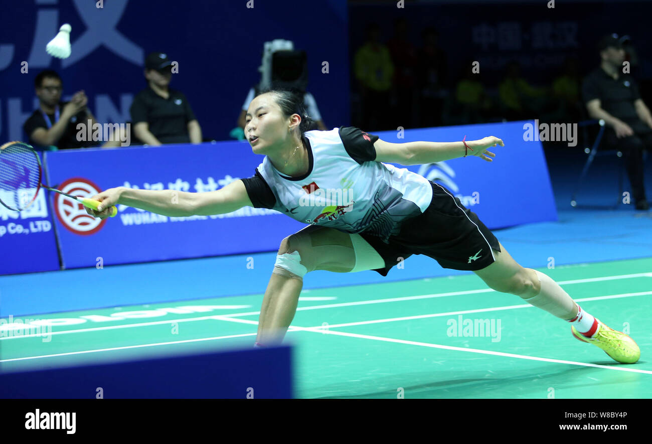 Wang Yihan China liefert einen Schuß zu Nozomi Okuhara Japans in singles ihre Frauen Viertelfinalegleichen während der Badminton Asien Meisterschaften 2016 Stockfoto