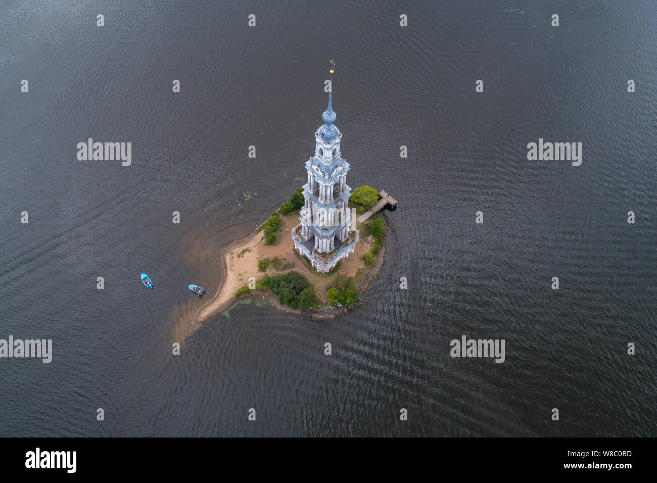 Luftaufnahme der überfluteten Kirchturm der St.-Nikolaus-Kirche auf der Uglich Behälter im Juli Nachmittag. Kalyazin, Russland Stockfoto