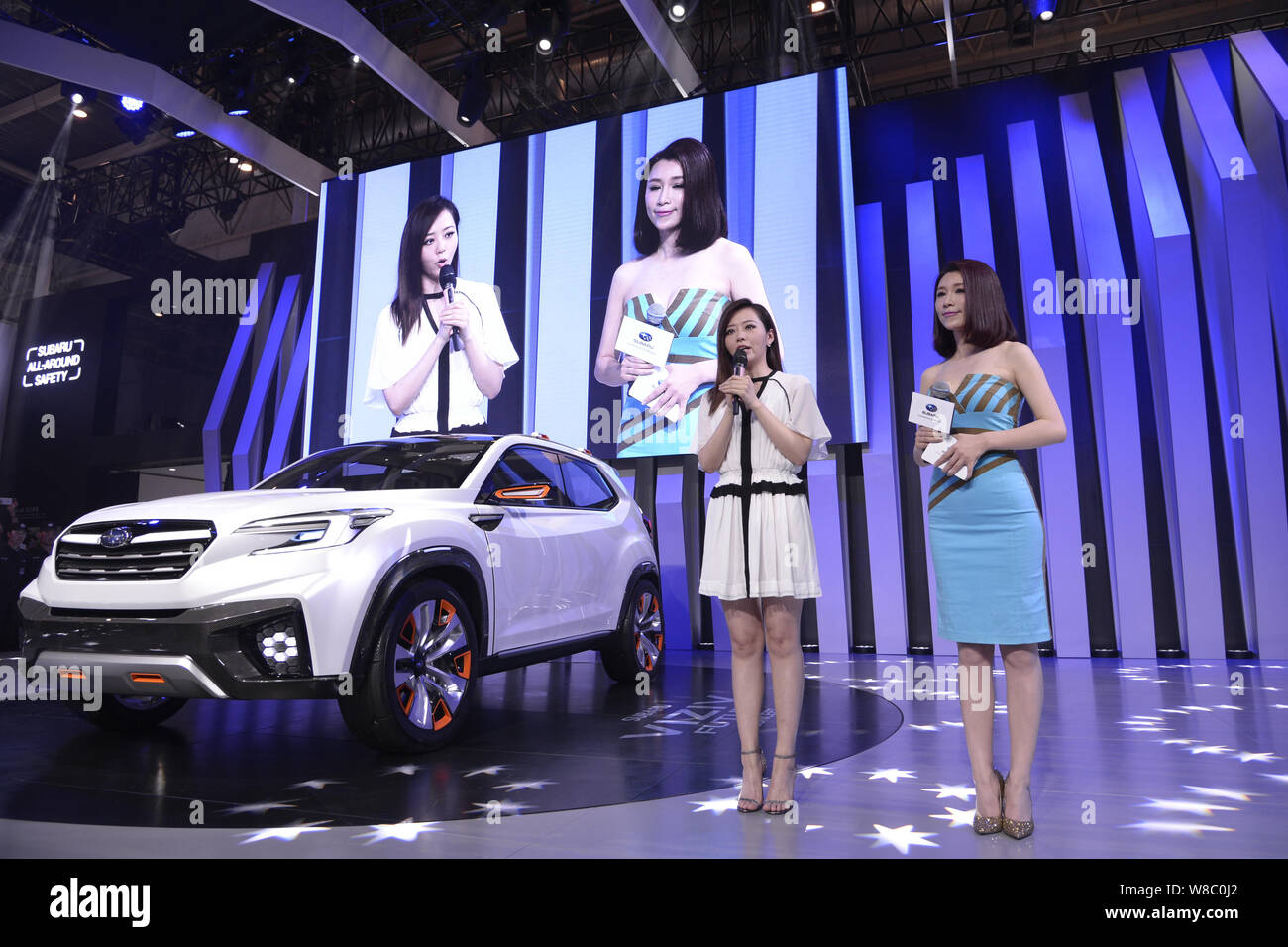 Chinesische Sänger Zhang Liangying, Links, wirft mit ein Subaru Viziv Zukunft SUV während des 14 Beijing International Automotive Exhibition, auch bekannt als Stockfoto