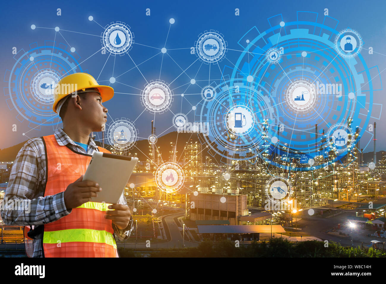 Geschäftsmann Händen halten Tablet arbeiten mit Nacht Ölraffinerie Industrie anlagen und Industrie Symbole. Fabrik in der Nacht als Kommunikation von Energie. Smar Stockfoto