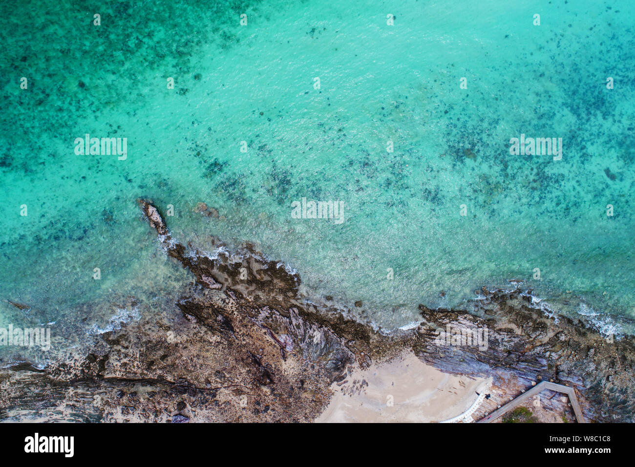 Antenne Blick von oben auf die Wellen, der Strand und die felsige Küste und schönen Wald. Schöne Natur Hintergrund. Insel Hintergrund und tropisch mit touri Stockfoto